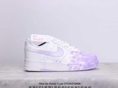 耐克nike Air Force 1 Low 空军一号低帮百搭休闲运动板鞋。柔软、弹性十足的缓震性能和出色的中底设计，横跨复古与现代的外型结合，造就出风靡全球三