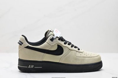 真标耐克Nike Air Force 1“07空军一号低帮百搭休闲运动板鞋。柔软、弹性十足的缓震性能和出色的中底设计，横跨复古与现代的外型结合，造就出风靡全球三