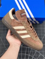 公司级adidas Handball Spezial 阿迪达斯经典款 长鞋舌 复古休闲板鞋 全鞋采用反毛皮制作 牛筋耐磨大底 承载青春情怀的板鞋 经典三条杠装饰