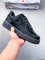 原楦数据纸版，采用硬质优质皮革鞋面材质，内置全掌Air Sole气垫。耐克 Nike Air Force 1 Low 空军一号低帮百搭休闲运动板鞋 042348