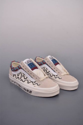 180 Parra X Otw By Vans 艺术家联名 此次联名融合了Parra 独特的超现实主义波普绘画风格 鞋侧不同设计的Parra Logo 彰显联