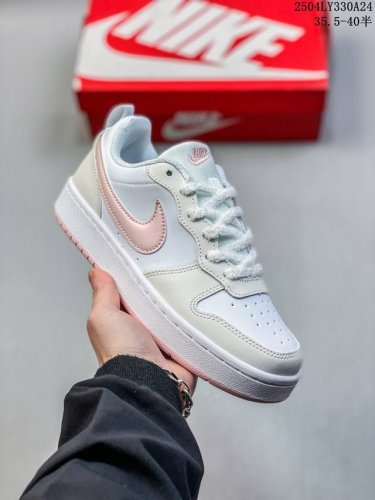 耐克Nike Court Borough Low Bg低帮百搭透气休闲运动板鞋，经典耐用的设计，兼顾舒适脚感和出众风范，演绎匠心之作。结构性的支撑贴合感结合复古