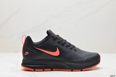 公司级耐克nike Zoom Pegasus 26X 登月透气缓震疾速跑鞋。在鞋底部分，搭载全掌型zoom Air配置，锐意革新缓震系统，缔造平稳顺畅的自然步履