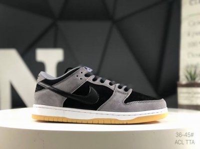 140 nk Dunk Low 低帮休闲板鞋 Hf3063 001 #鞋款采用简洁外观，结合优质材料与柔软衬垫，舒适耐穿。配色由煤黑、橡皮浅褐和淡象牙白搭配，统