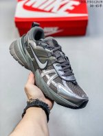 公司级 Nike 耐克 V2K Run 减震防滑 复古低帮运动跑步鞋 超火复古跑鞋 采用太空革组合呼吸网眼布鞋面材质 搭载正确4层组合底模 嵌入Tpu加固稳定模