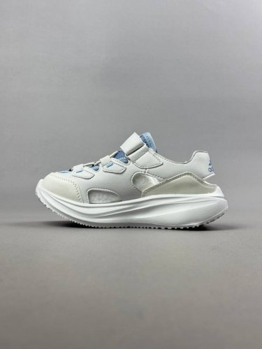 adidas夏日穿搭凉鞋 夏季必备 采用质感柔软且出众回弹的Md大底， 缔造非凡舒适的日常穿着体验 助你保持活力 ， 鞋身立体感强 鞋身包边弧度 平顺 。 尺码