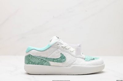 公司级耐克nike Sb Force 58低帮休闲板鞋 是一款将前沿创新带入街头的单品，它具有硫化杯底，具有出色的耐用性和灵活性。使用帆布和绒面革，在饰面上放置