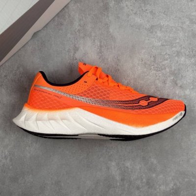 本地 核心私 公司级Saucony索康尼 Endorphin pro 4系列 低帮缓震跑步鞋 索康尼推出的跑鞋是一款外观激进但脚感舒适的跑鞋 采用了全新的中底设