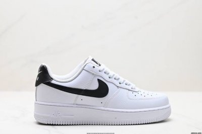 真标耐克Nike Air Force 1“07空军一号低帮百搭休闲运动板鞋。柔软、弹性十足的缓震性能和出色的中底设计，横跨复古与现代的外型结合，造就出风靡全球三