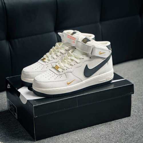 Air Force 1 原装级别 原楦头原纸板 打造纯正空军版型专注外贸渠道 全掌内置蜂窝气垫 原盒配件 原厂中底钢印、拉帮完美 货号：KG3031 011 尺