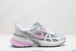 公司级耐克nike V2K Run跑步鞋复古风潮 网面透气运动鞋 灰银紧致的鞋面材质提供良好的包裹性鞋侧 Swoosh以及鞋头部分搭配增添不少亮点的镀铬细节鞋垫