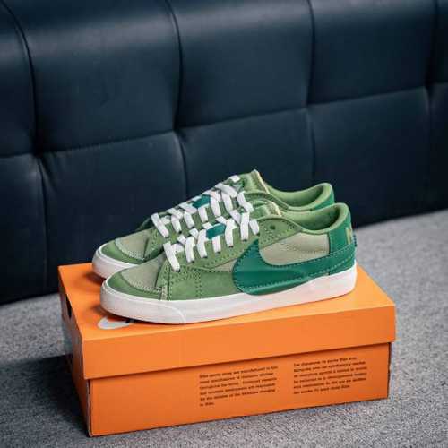 核心私 耐克Nike Blazer Mid 77 Jumbo 复古经典开拓者 颇具辨识度的Nike Blazer Mid配色，将于今年回归登场，Swoosh配色