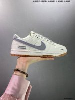 公司级supreme X Nk Dunk Low 此款穿着summit White和米棕配色方案。产品采用全皮革制成，配有网眼鞋舌和衬里。它以白色为底色，搭配米
