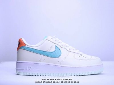 公司级耐克nike Air Force 7 空军一号低帮百搭休闲运动板鞋。柔软、弹性十足的缓震性能和出色的中底设计，横跨复古与现代的外型结合，造就出风靡全球三十