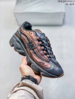新百伦New Balance 0 系列低帮复古老爹风休闲运动跑步鞋 New Balance 在不同配色上其鞋面材质呈现不同感觉，无论是运动风抑或是高级质感，都让