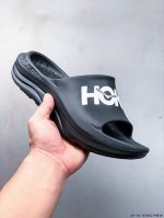 集图 Hoka One One夏奥拉Mule户外缓震拖鞋。流线型融合极简美学，包头鞋面，对脚掌有更好的包裹性，也满足防碰撞的功能性。鞋面多处开孔的气流通道，有助