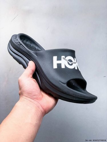 集图 Hoka One One夏奥拉Mule户外缓震拖鞋。流线型融合极简美学，包头鞋面，对脚掌有更好的包裹性，也满足防碰撞的功能性。鞋面多处开孔的气流通道，有助