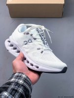集图 on昂跑 全新综合体能训练运动鞋Cloud X 舒适乐趣跑 缓震 轻量 on昂跑 Cloudsurfer上演中底 变形计 打破传统格局缔造柔软脚感 on昂