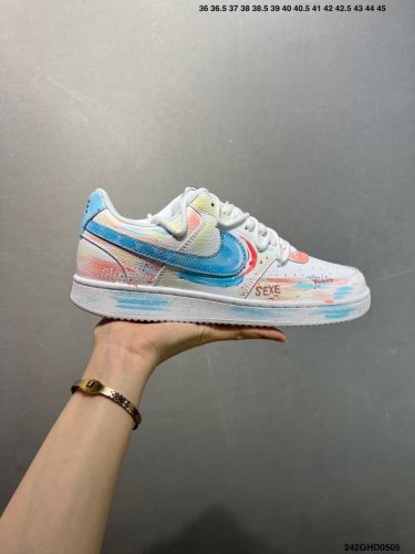 核心私 公司级Nike Court Vision 1 Low“幻影十字架” 手绘涂鸦定制板鞋 幻影十字架常作为一种印花图案出现，具有独特的视觉效果。将幻影十字架