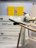 小米 X 耐克Nike Dunk Low 板鞋Sb系列经典百搭休闲运动板鞋加厚鞋舌的填充 使舒适性大大提升 同时也更方便穿脱中底部分则加入了脚感柔软舒适Zoom