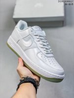 特价带半码耐克Nike AIR FORCE 1‘07 空军一号低帮百搭休闲运动板鞋。柔软、弹性十足的缓震性能和出色的中底设计，横跨复古与现代的外型结合，造就出风