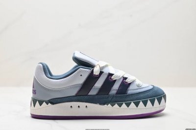 公司级Adidas Adimatic Low 马蒂奇系列低帮 复古鲨鱼面包鞋运动休闲滑板板鞋 整个鞋面由色彩艳丽的麂皮制成 搭配品牌标志性大尺寸三条纹 Logo
