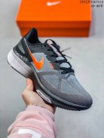 公司级 耐克 Nike Zoom Winflo 25 登月25代 跑鞋透气缓震疾速跑鞋 采用透气网眼鞋面搭配外翻式鞋口，为脚跟区域营造出色舒适度，而在鞋底部分，