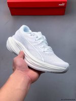 puma彪马Deviate Nitro 3 碳板竞训跑鞋！ Deviate Nitro出到了第三代，虽然是一双碳板跑鞋，但是可以把它当做一双万金油跑鞋，适合慢跑