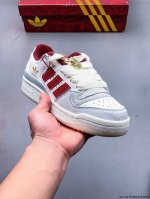 180 公司级！阿迪达斯/Adidas Originals Forum 84 Low Adv 低帮百搭潮流休闲运动板鞋。以复古篮球鞋的外形为基础，采用皮革拼接，