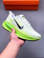 Nike Air Zoom Vomero 18 缓震透气休闲慢跑鞋 新版Vomero结合全新Zoomx和Reactx泡绵 提供双重缓震效果 铸就非凡迈步体验 0