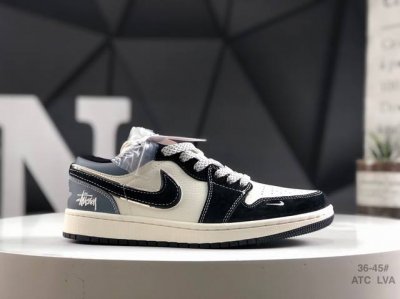 310 公司级带半码Stussy X Air Jordan 1 Low 此款主张打破传统的工业化流水线设计限制，以Made By Ideas的超级创意为理念，集