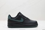真标耐克Nike Air Force 1“07空军一号低帮百搭休闲运动板鞋。柔软、弹性十足的缓震性能和出色的中底设计，横跨复古与现代的外型结合，造就出风靡全球三