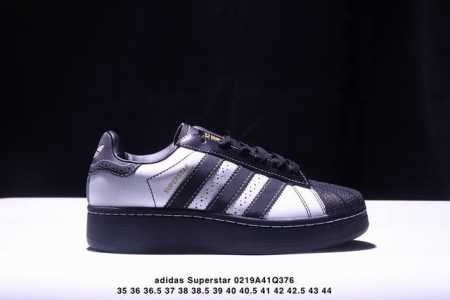 公司级Ad Originals Superstar 经典复古贝壳头厚底板鞋 Ig4477 诞生于1969年 是第一双将全皮面鞋 身与橡胶鞋头结合在一起的低帮篮球 - 点击图像关闭