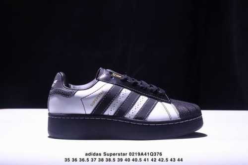 公司级Ad Originals Superstar 经典复古贝壳头厚底板鞋 Ig4477 诞生于1969年 是第一双将全皮面鞋 身与橡胶鞋头结合在一起的低帮篮球
