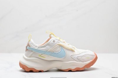 公司级W Nike Tc 7900 新款老爹鞋 注入非凡时尚气息 塑就高雅外观 耐穿合成材质搭配柔软丝绒 该鞋款保留了挚爱的加垫鞋口 柔软泡绵缓震配置 和抓附力