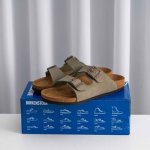 核心私 Birkenstock Arizona 系列勃肯皮革皮面双扣时尚凉拖鞋 牛绒面革质地柔软 搭配可调节鞋扣提升穿着舒适度 人体工学设计分散脚部压力 保护脚
