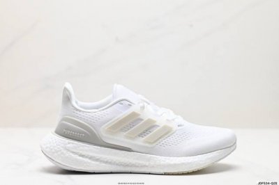 公司级阿迪达斯adidas Pureboost 22爆米花缓震中底跑步鞋。鞋面以织编材质为基底，后及跟脚趾处融全入新设计，通过格网印刷支将撑材料于附鞋面上，既保