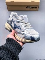 集图 200 美津浓Mizuno Racer S 软底轻便缓震运动跑步鞋！ Racer S以其软底、轻便和反光特点受到许多跑者的青睐。这款鞋子采用了加厚鞋底和轻