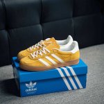 Adidas Originals Gazelle Indoor 三叶草复古防滑耐磨低帮板鞋 鞋款采用柔软的绒面革和耐用的皮革衬里融合在橡胶外底上 货号：Hq87