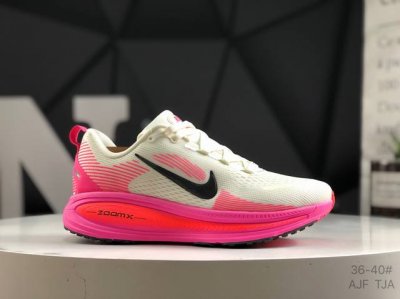 真标带半码 耐克 Nike Vomero 18 耐克 舒适减震防滑 低帮跑步鞋 全掌Reactx泡绵中底 前掌和后跟还配备了Air Zoom气垫单元 据说跑起来