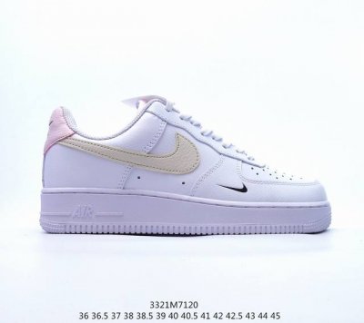 耐克 Nike Air Force 1 '07 Low 空军一号含气垫 低帮百搭厚底增高休闲运动板鞋。柔软、弹性十足的缓震性能和出色的中底设计，横跨复古与现代的