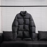 渠道优势 ！ 外贸保真版 蒙口 Moncler 蒙口mc Besbre皮革标识拉链羽绒服 颜色:黑色，卡其 Besbre羽绒夹克采用micro Chic面料制成