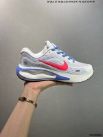 公司级Nike Journey Run 跑步鞋 使用了新型的缓震材料 脚感偏韧 后跟有加厚的海绵填充 鞋子前掌和后掌做了加宽设计 增加了跑步时的稳定性 织物加网