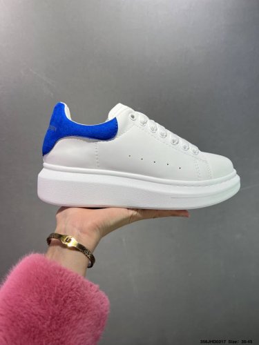 公司级意大利高奢品牌-亚历山大 麦昆Alexander Mcqueen Oversized Sneakers 低帮时装厚底休闲运动小白板鞋“皮革白钢笔蓝麂皮尾”