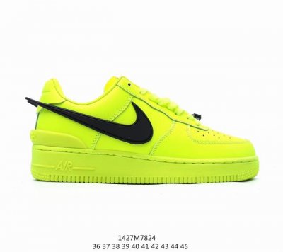 Ambush X Nk Air Force 1‘07 Low ”Phantom“ 联名款 空军一号低帮休闲板鞋 鞋款鞋身以及内衬均采用了纯色皮革打造，标志性的超