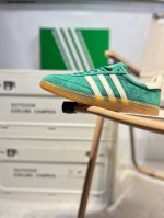 Adidas Handball Spezial 公司级 阿迪达斯经典款 复古休闲板鞋 #全鞋采用反毛皮制作 牛筋耐磨大底 承载青春情怀的板鞋 经典三条杠装饰鞋侧