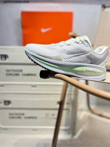 Nike Vomero 18 耐克 舒适减震防滑 低帮跑步鞋 全掌Reactx泡绵中底 前掌和后跟还配备了Air Zoom气垫单元 据说跑起来更快更舒适哦 这次