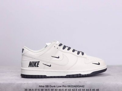 耐克nike Sb Dunk Low Pro 复古低帮 真标 休闲运动滑板板鞋。采用脚感柔软舒适zoomair气垫，有效吸收滑板等极限运动在落地时带来的冲击力，