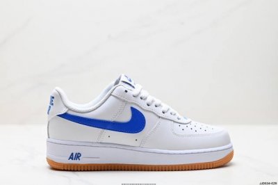 真标耐克Nike Air Force 1’07 Lx空军一号低帮百搭休闲运动板鞋。柔软、弹性十足的缓震性能和出色的中底设计，横跨复古与现代的外型结合，造就出风靡