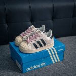核心私 阿迪达斯Adidas三叶草 Originals Superstar 92 贝壳头系列低帮经典百搭休闲运动板鞋 货号：Ji4268 尺码：35 36 36